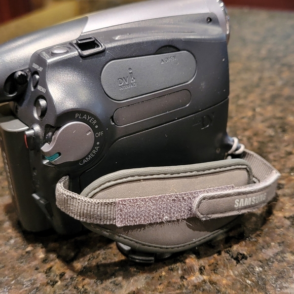 SAMSUNG SC-D372 Mini DV Camcorder - Picture 4 of 10